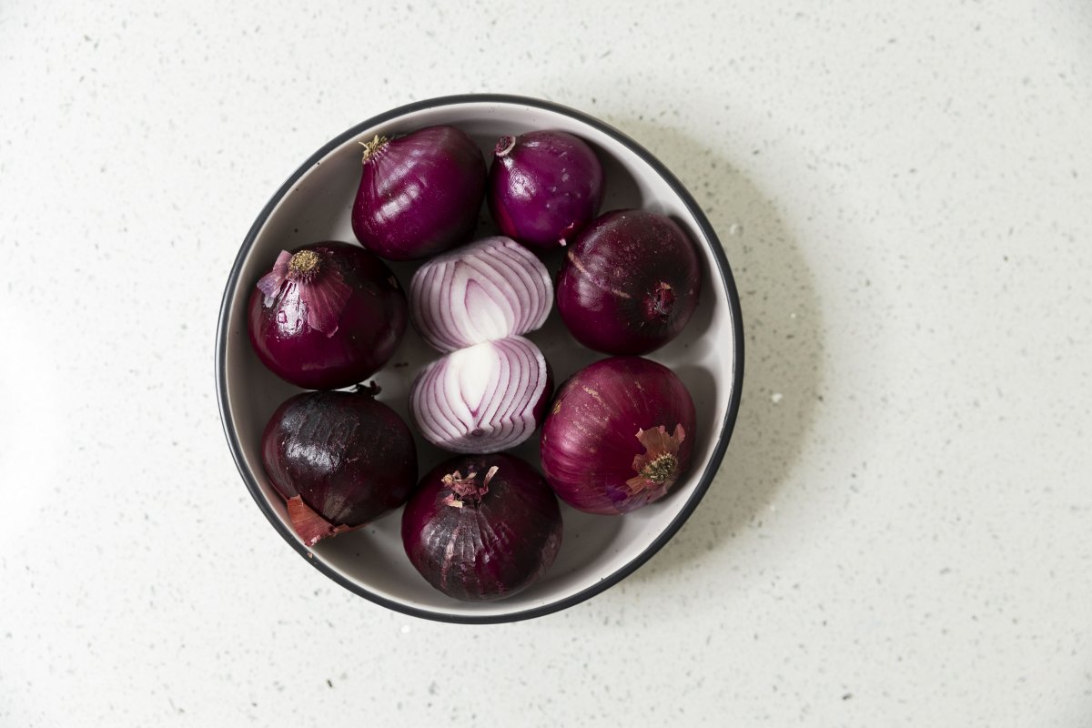 Red raw onions