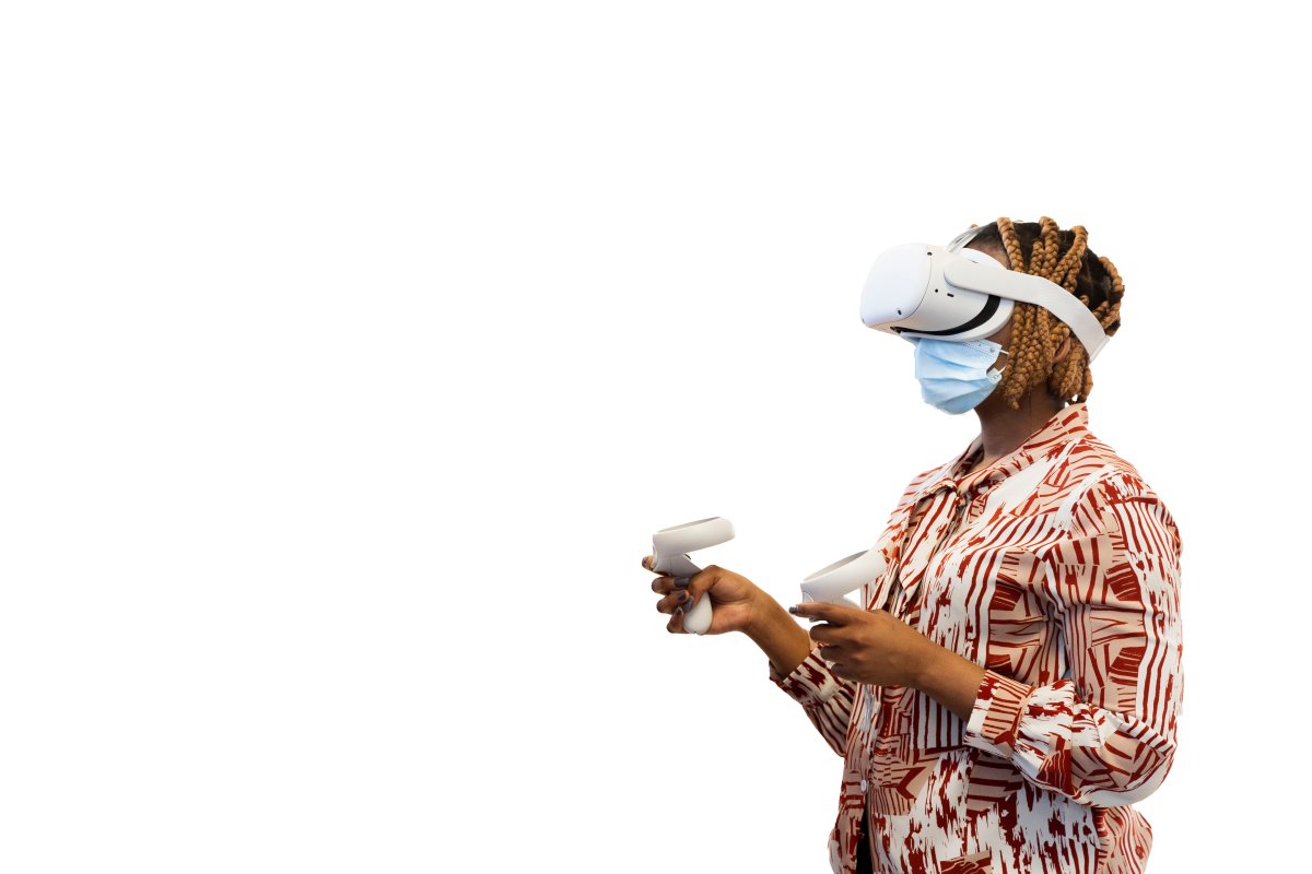Black woman with oculus glasses during covid