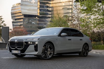 BWM i740i car parked in the city